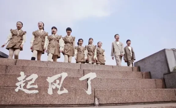 童声阿卡贝拉~起风了。希望疫情终将过去，和孩子们的歌声一样，风起云散后，再无口罩遮面，再无隔离停滞。