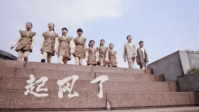 童声阿卡贝拉~起风了。希望疫情终将过去,和孩子们的歌声一样,风起云散后,再无口罩遮面,再无隔离停滞。