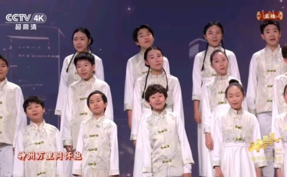 《难忘今宵》天籁童声唱响经典，愿今宵的感动与欢乐送至千家万户！【总台春晚】