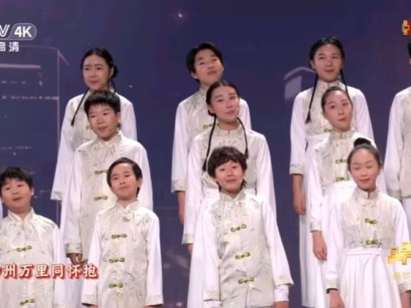 《难忘今宵》天籁童声唱响经典，愿今宵的感动与欢乐送至千家万户！【总台春晚】
